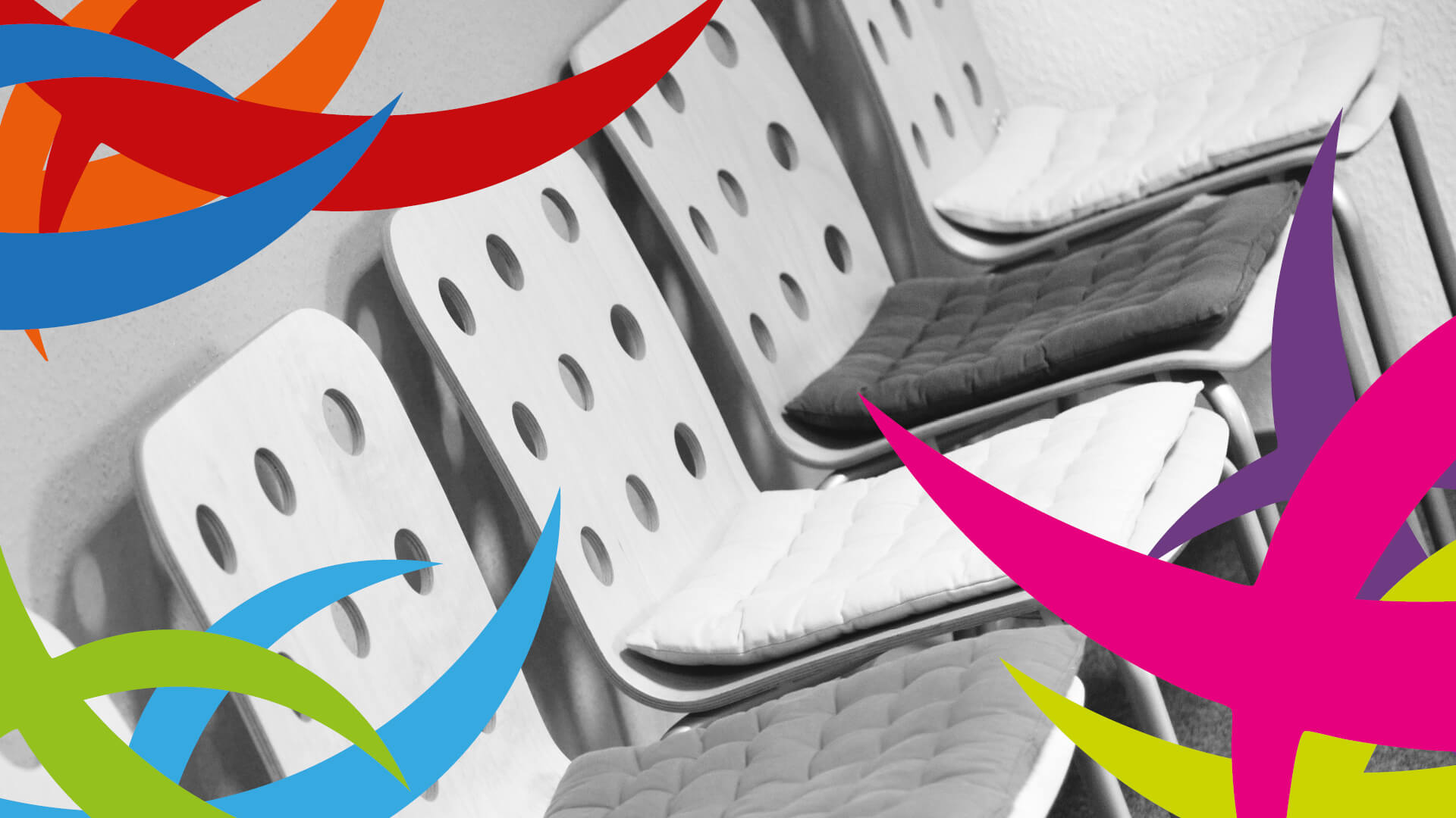 Willkommen bei Tribl Moderne Stühle mit gepolsterten Sitzkissen, bunte grafische Elemente.