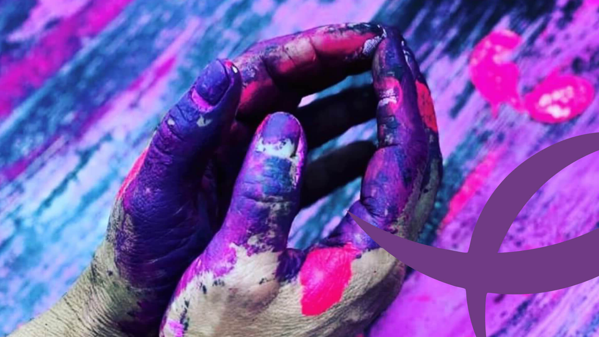 Yoga Zwei Hände, bunt mit pinker und violetter Farbe bemalt, formen eine offene Schale.