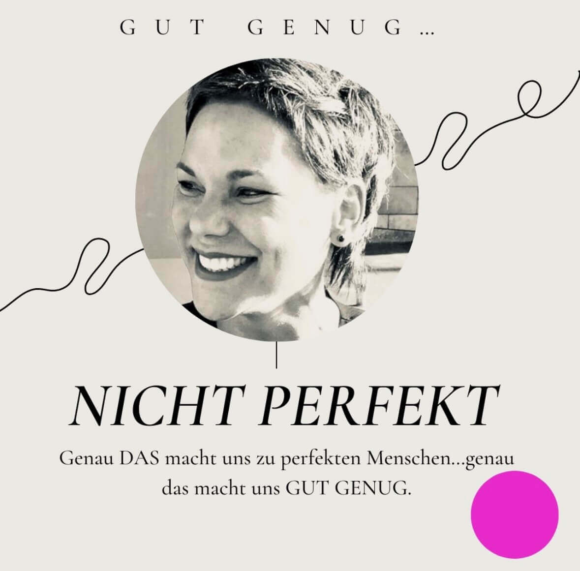 Yoga Portrait einer lächelnden Frau (Frau Müller) mit dem Zitat „Nicht perfekt – aber gut genug“.