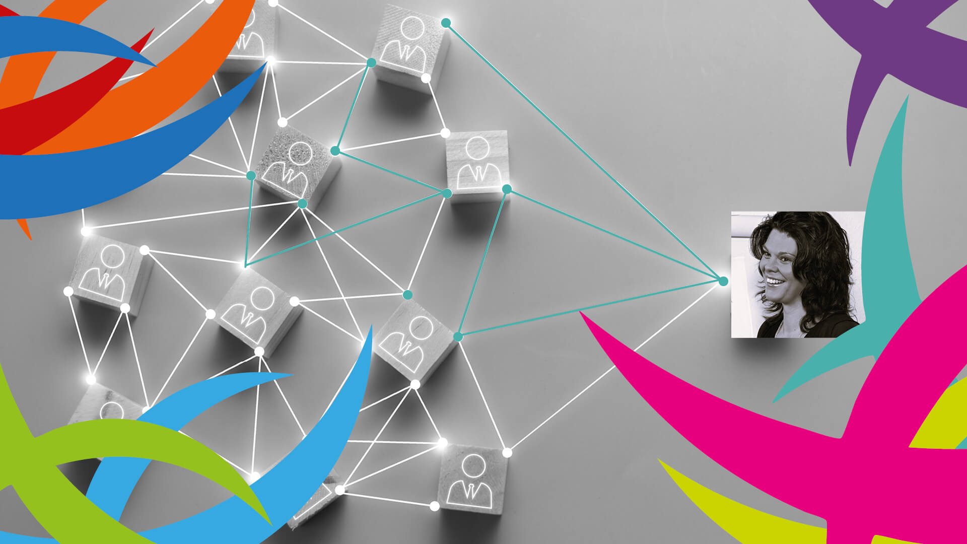 Networkmarketing Vernetzte Holzwürfel mit Icons für Menschen, verbunden durch Linien, mit bunten dynamischen Formen und Porträtfoto Frau Tribl.